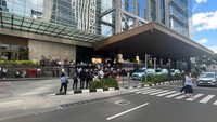 Para karyawan berhamburan ke luar gedung.