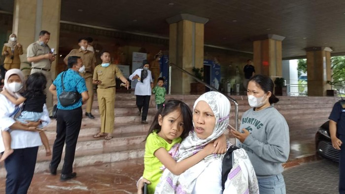 Gempa terasa kuat di Jakarta hingga pegawai dan pengunjung Balai Kota Jakarta panik dan berlarian ke luar gedung.