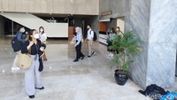 Dari pantauan detikcom di lapangan, beberapa karyawan di Gedung Sekretariat Jenderal dan Badan Keahlian DPR RI langsung keluar setelah merasakan guncangan. Foto: Herdi Alif Al Hikam/detikcom