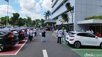 Goncangan gempa juga membuat panik orang-orang ada yang di Gedung DPR, Senayan, Jakarta Pusat. Orang-orang di Gedung DPR berhamburan keluar gedung begitu gempa terjadi. Foto: Herdi Alif Al Hikam/detikcom