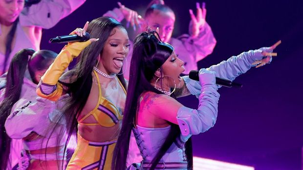 LOS ANGELES, CALIFORNIA - NOVEMBER 20: (EDITORIAL USE ONLY) GloRilla and Cardi B perform onstage during the 2022 American Music Awards at Microsoft Theater on November 20, 2022 in Los Angeles, California. (Photo by Kevin Winter/Getty Images)