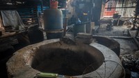 Perajin beristirahat di salah satu industri tahu rumahan saat aksi mogok produksi di Rangkasbitung, Lebak, Banten, Minggu (20/11/2022). 