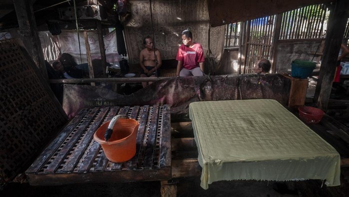 Harga Kedelai Meroket, Perajin Tahu di Lebak Mogok Produksi Perajin beristirahat di salah satu industri tahu rumahan saat aksi mogok produksi di Rangkasbitung, Lebak, Banten, Minggu (20/11/2022). Aksi mogok produksi yang dilakukan para pelaku industri tahu rumahan tersebut digelar hingga tiga hari kedepan sebagai bentuk respon terhadap harga kedelai yang terus naik dari harga Rp420 ribu menjadi Rp700 ribu per karung isi 50 kilogram. ANTARA FOTO/Muhammad Bagus Khoirunas/foc.