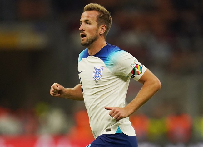 Kane sebelumnya memutuskan untuk batal mengenakan ban kapten bertulisan OneLove dalam pertandingan itu. Timnas Inggris diminta Fifa mematuhi larangan Qatar untuk tidak menampilkan simbol LGBT.Diduga Harry Kane sengaja mengenakan jam tangan pelangi sebagai pengganti ban kapten OneLove dengan bendera pelangi yang dilarang. Fifa memang telah memperingatkan tim Inggris dan negara-negara lain bahwa mereka bisa mendapatkan sanksi jika tetap memakainya.Foto: PA Images via Getty Images/Nick Potts - PA Images