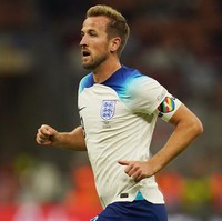 Kane sebelumnya memutuskan untuk batal mengenakan ban kapten bertulisan OneLove dalam pertandingan itu. Timnas Inggris diminta Fifa mematuhi larangan Qatar untuk tidak menampilkan simbol LGBT.Diduga Harry Kane sengaja mengenakan jam tangan pelangi sebagai pengganti ban kapten OneLove dengan bendera pelangi yang dilarang. Fifa memang telah memperingatkan tim Inggris dan negara-negara lain bahwa mereka bisa mendapatkan sanksi jika tetap memakainya.Foto: PA Images via Getty Images/Nick Potts - PA Images
