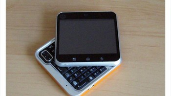 Motorola Flipout. Foto: Boredpanda