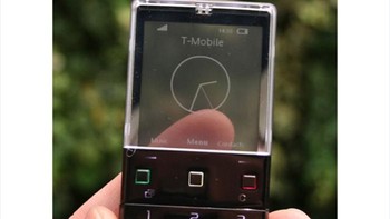 Xperia Pureness punya layar transparan. Foto: Boredpanda