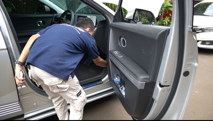 Inspector Mobil tengah mengecek mobil bekas pilihan konsumen.