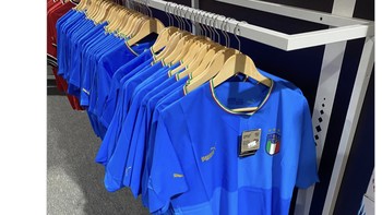 Tim Italia boleh saja absen, tapi jersey terbaru mereka malah dijual di area pertandingan. Foto: Twitter