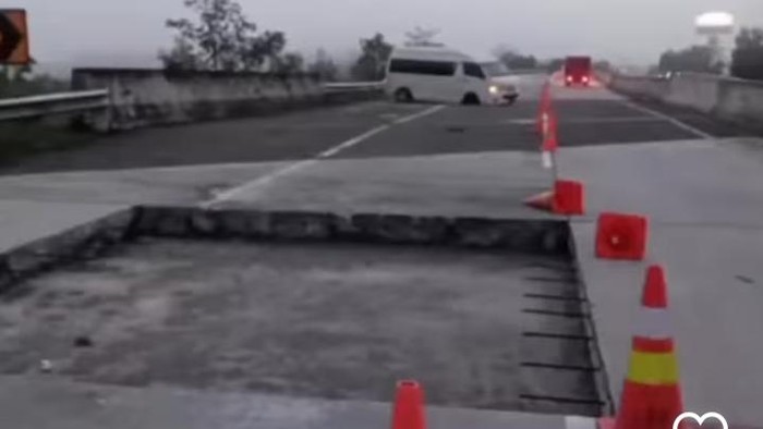 Jalan berlubang di Jalan Tol Sumsel-Lampung (Foto: Istimewa)