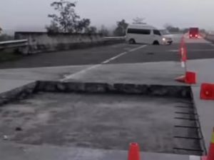 Terperosok di Jalan Tol Lampung-Sumsel, Mobil Travel Rusak Parah