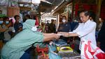 Jokowi Bagikan BLT dan Cek Harga di Pasar Karanganyar
