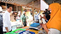 Jokowi juga menyapa para pedagang sekaligus mengecek harga-harga barang yang ada di pasar tersebut.  