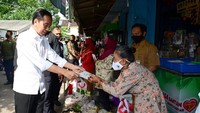 Jokowi tiba di pasar sekitar pukul 08.05 WIB. Jokowi kemudian membagikan Bantuan Langsung Tunai (BLT) dan sembako kepada para pedagang pasar.  