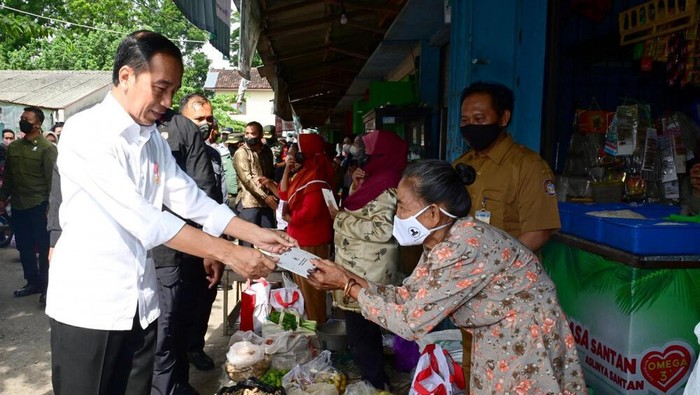 Presiden Joko Widodo mengunjungi Pasar Malang Jiwan Colomadu, Kabupaten Karanganyar. Jokowi kemudian membagikan BLT dan berbincang soal harga-harga.