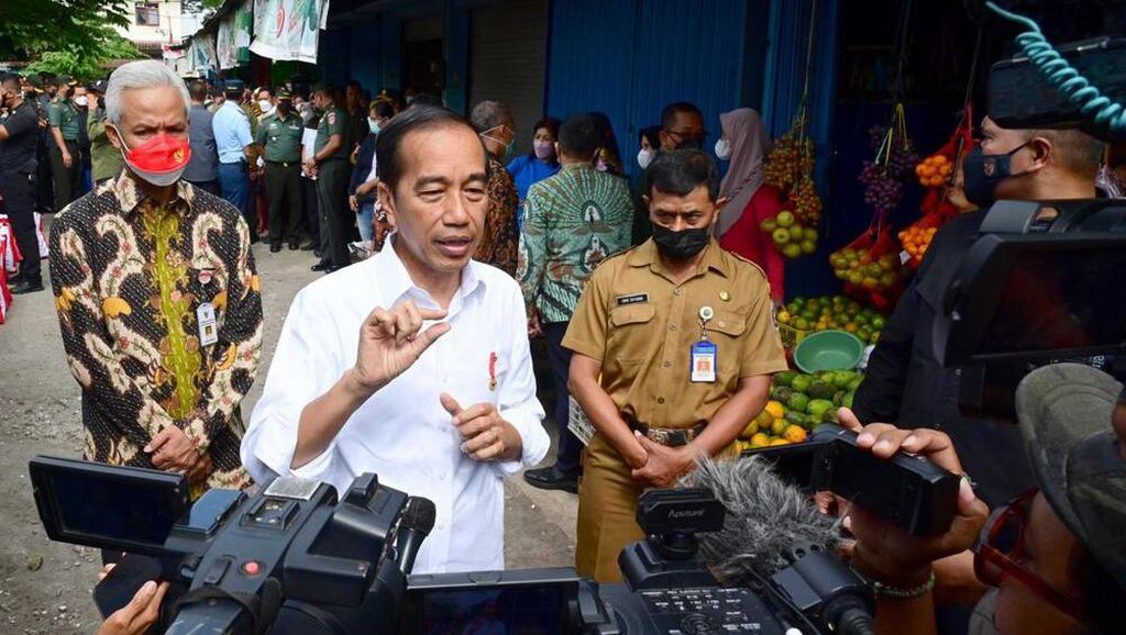 Jokowi Blusukan ke Pasar Bareng Ganjar, Kaget Harga Minyak Goreng-Tempe Naik