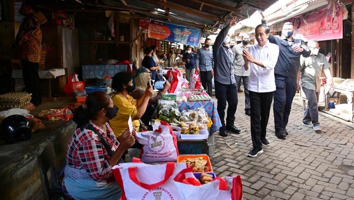 Presiden Joko Widodo mengunjungi Pasar Malang Jiwan Colomadu, Kabupaten Karanganyar. Jokowi kemudian membagikan BLT dan berbincang soal harga-harga.