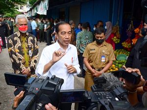 Didampingi Ganjar, Jokowi Bagikan Bantuan di Pasar Karanganyar