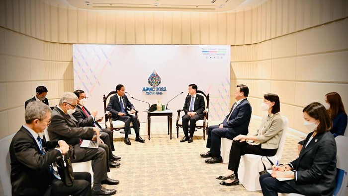 Jokowi Saat Bertemu Kepala Eksekutif Hong Kong John Lee di Thailand