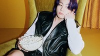 Begini pose santai Jungkook ketika melakukan pemotretan untuk lagu BTS berjudul Butter. Dalam fotonya, terlihat Jungkook memegang popcorn varian butter atau mentega. Foto: dok. BTS