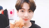 Vokalis utama BTS ini juga pernah membagikan momennya menikmati makanan di backstage. Ia tampak menikmati sandwich favoritnya. Foto: dok. BTS