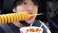 Jungkook juga sering muncul dalam vlog BTS. Ia terlihat pernah menikmati jajanan kaki lima, seperti kentang tornado dan yangyeom chicken. Foto: dok. BTS