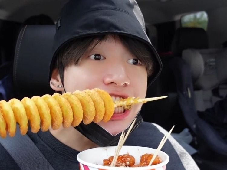 Jungkook BTS Hobi Kulineran, Doyan Makan Mie hingga Pizza