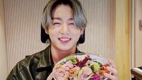 Pelantun Left and Right ini sering menyapa ARMY lewat siaran langsung di VLIVE. Biasanya, ia melakukan siaran langsung sambil menikmati makanan. Foto: dok. BTS