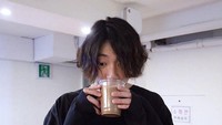 Jungkook juga beberapa kali terlihat menikmati kopi. Salah satu momennya saat menikmati latte mencuri perhatian. Foto: dok. BTS