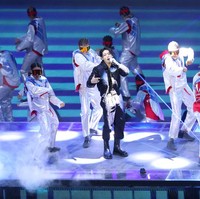 Idol kelahiran 1997 itu memakai Embellished Bomber Jacket dari Versace seharga $14,775 atau Rp 231 jutaan. Foto: dok. FIFA via Getty Images