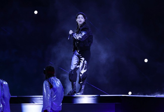 Personel termuda BTS itu menyanyikan lagu Dreamers, yang menjadi soundtrack resmi Piala Dunia 2022. Foto: dok. FIFA via Getty Images