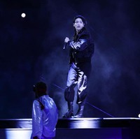 Personel termuda BTS itu menyanyikan lagu Dreamers, yang menjadi soundtrack resmi Piala Dunia 2022. Foto: dok. FIFA via Getty Images