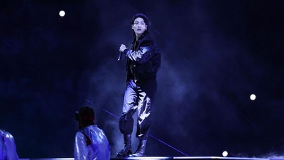 7 Gaya Jungkook BTS di Piala Dunia 2022, Tampil Serba Hitam Pakai Versace
