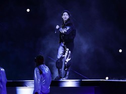 7 Gaya Jungkook BTS di Piala Dunia 2022, Tampil Serba Hitam Pakai Versace