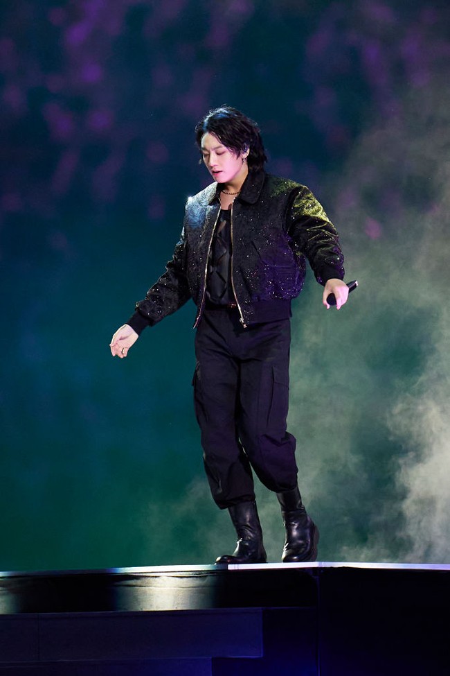 Bak pangeran, Jungkook BTS memukau penggemar dengan gayanya memakai busana serba hitam keluaran Versace. Foto: dok. FIFA via Getty Images