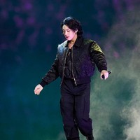 Bak pangeran, Jungkook BTS memukau penggemar dengan gayanya memakai busana serba hitam keluaran Versace. Foto: dok. FIFA via Getty Images