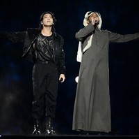 Penampilan Jungkook semakin meraih dengan kolaborasinya bersama penyanyi Qatar, Fahad Al Kubaisi. Foto: dok. FIFA via Getty Images