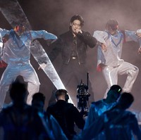 Jungkook BTS meramaikan acara pembukaan Piala Dunia 2022 di Qatar, Minggu (20/11/2022). Foto: dok. FIFA via Getty Images