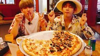Momen kulinernya juga pernah terlihat dalam fotonya bersama V atau Taehyung BTS. Keduanya tampak menikmati pizza dengan topping keju dan jamur.  Foto: dok. BTS