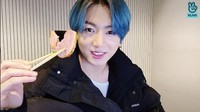 Ini momen Jungkook BTS saat siaran langsung sambil makan. Saat itu, ia tampak menikmati daging bebek panggang yang empuk juicy. Foto: dok. BTS