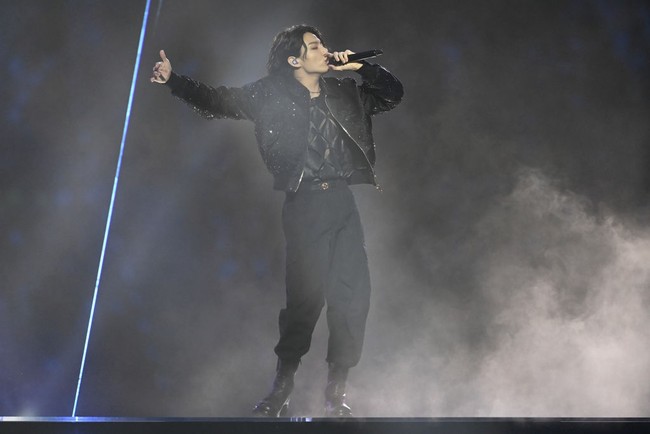 Di balik jaketnya, Jungkook BTS memakai see through top koleksi Versace Spring 2023 yang dipadukan Medusa Biggie Cargo Pants seharga $1225 atau Rp 19 jutaan. Foto: dok. FIFA via Getty Images