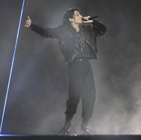 Di balik jaketnya, Jungkook BTS memakai see through top koleksi Versace Spring 2023 yang dipadukan Medusa Biggie Cargo Pants seharga $1225 atau Rp 19 jutaan. Foto: dok. FIFA via Getty Images