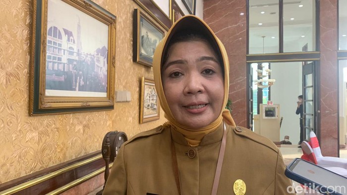 Kadinsos Surabaya Anna Fajriatin memaparkan soal panti jompo yang overload