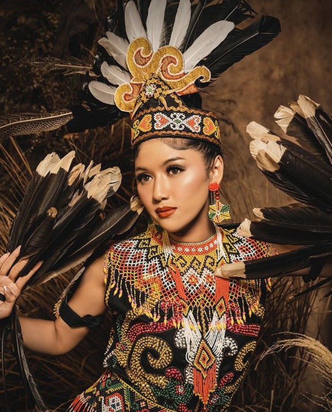 Bajunya tradisional yang digunakan finalis Puteri Indonesia 2021 bernama ta’a yang memiliki rompi manik-manik. Erina pun tampil dengan aksesori bulu di tangannya.Foto: dok. Instagram/@kaesangp