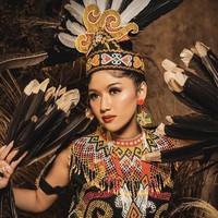 Bajunya tradisional yang digunakan finalis Puteri Indonesia 2021 bernama ta’a yang memiliki rompi manik-manik. Erina pun tampil dengan aksesori bulu di tangannya.Foto: dok. Instagram/@kaesangp