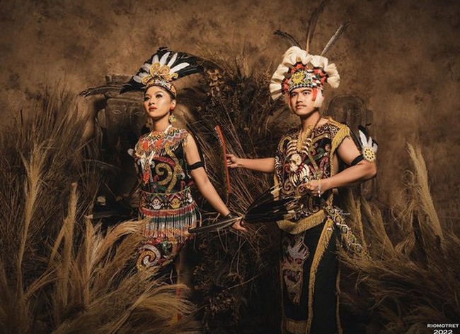 Menjelang pernikahan, Kaesang Pangarep dan Erina Gudono melakukan beragam tema foto prewedding. Foto prewedding terbaru yang diunggahnya bertema adat Dayak. Foto: dok. Instagram/@kaesangp