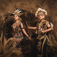 Menjelang pernikahan, Kaesang Pangarep dan Erina Gudono melakukan beragam tema foto prewedding. Foto prewedding terbaru yang diunggahnya bertema adat Dayak. Foto: dok. Instagram/@kaesangp