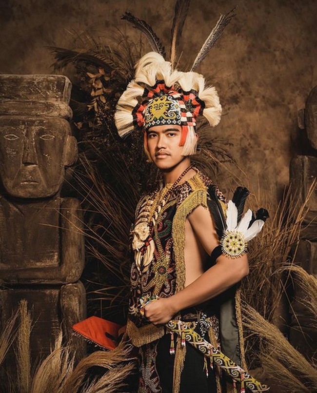 Sementara Kaesang tampak gagah dengan pakaian adat yang juga berasal dari Kalimantan Timur. Foto: dok. Instagram/@kaesangp