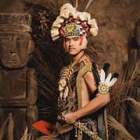 Sementara Kaesang tampak gagah dengan pakaian adat yang juga berasal dari Kalimantan Timur. Foto: dok. Instagram/@kaesangp