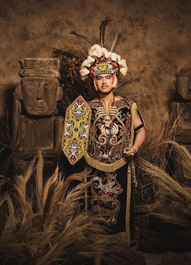 Baju adat Dayak bernama Sapei Sapaq digunakan oleh Kaesang. “Ganteng to?” gurau Kaesang di keterangan foto Instagramnya. Foto: dok. Instagram/@kaesangp